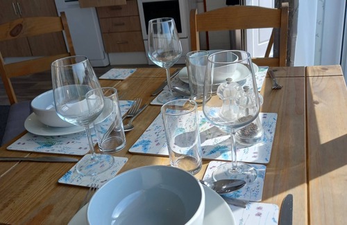 Woolacombe Chalet De Esquí | one bed room with sofa bed, wifi , sea views