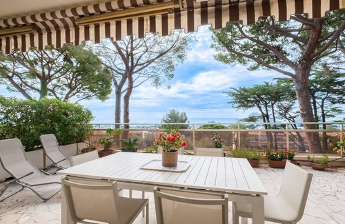 Bastide Giraud Apartamento | Apartamento de 1 dormitorio con vistas al mar, piscina y pista de tenis.