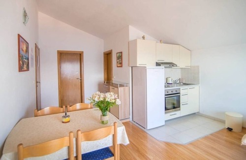 Dugi Rat Apartamento | Apartamento de una habitación con terraza y vista al mar Mali Rat, Omis (A-7482-a)