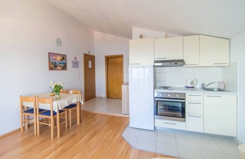 Dugi Rat Apartamento | Apartamento de una habitación con terraza y vista al mar Mali Rat, Omis (A-7482-a)