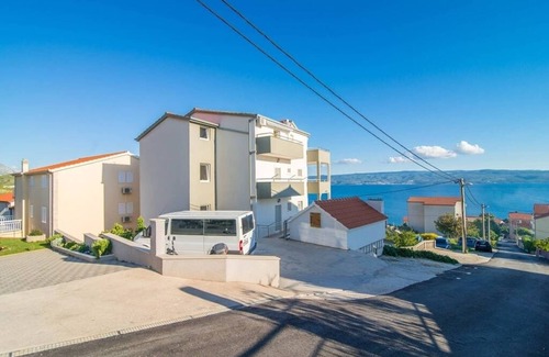 Dugi Rat Apartamento | Apartamento de una habitación con terraza y vista al mar Mali Rat, Omis (A-7482-a)