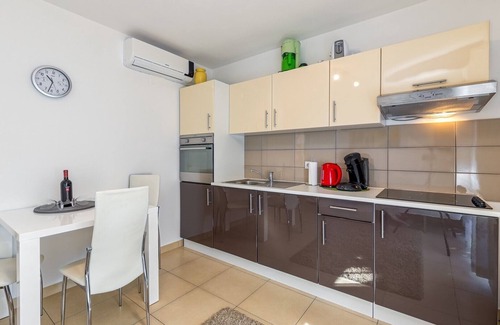 Cancini Apartamento | Kardumovic / One-Bedroom Apartment No.3 Green