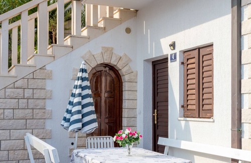 Municipality of Trogir Apartamento | Apartamento de una habitación con terraza y vista al mar Slatine, Ciovo (A-13298-a)
