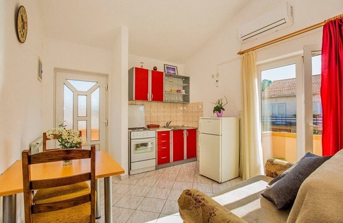 Tkon Apartamento | Apartamento de una habitación con un balcon Tkon, Pasman (A-8455-c)