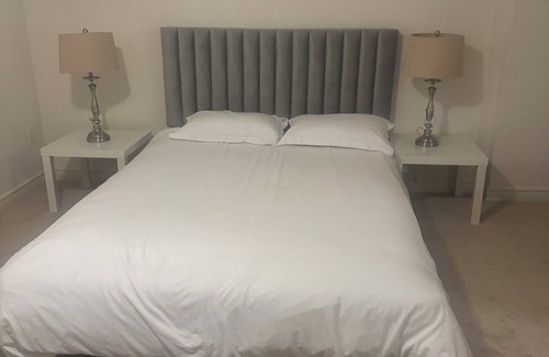 Durham Region Casa | One Bedroom basement with parking