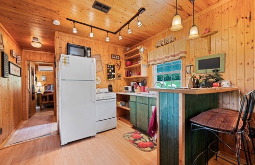 Asheville Cabina | One Bedroom Cabin 43 Acre Retreat Pets OK-Fenced, Private, Views, Internet