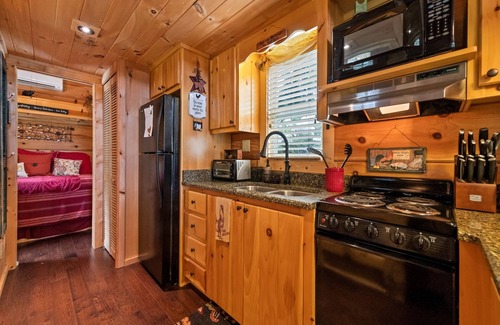 Asheville Cabina | One Bedroom Cabin 43 Acre Retreat Pets OK- Fenced, Private, Views, Internet