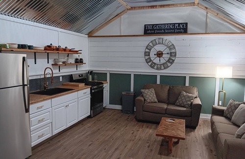 Leakey Cabina | One bedroom cabin minutes from the Frio River and Garner State Park!