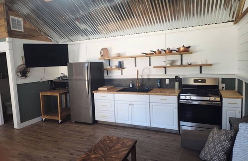 Leakey Cabina | One bedroom cabin minutes from the Frio River and Garner State Park!