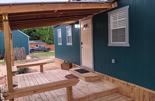 Leakey Cabina | One bedroom cabin minutes from the Frio River and Garner State Park!