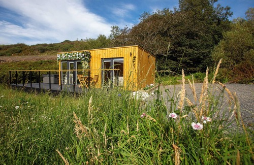 Lybster Cabina | One-bedroom chalet Highland retreat. Breath taking sea views from hot tub