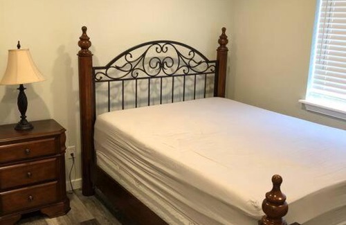 Midland Apartamento | One bedroom condo, with two parking spots.