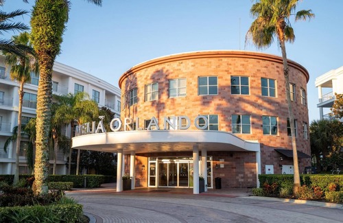 Celebration Apartamento | One Bedroom Corner Suite with Terrace near Theme Parks