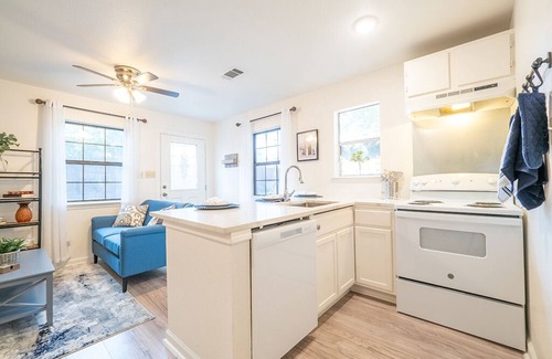 North Loop Casa | One Bedroom Cottage in North Loop