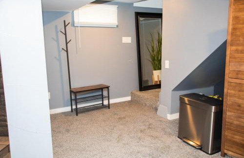 East Kildonan Apartamento | One-bedroom guest suite with private entry