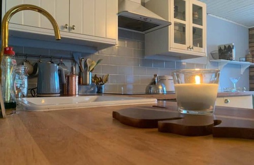 Kinghorn Condominio | One bedroom, indoor fireplace. Right beside beach.