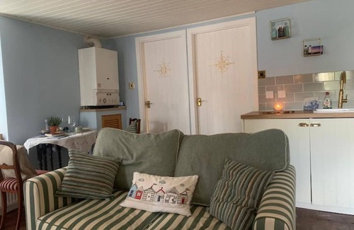 Kinghorn Condominio | One bedroom, indoor fireplace. Right beside beach.