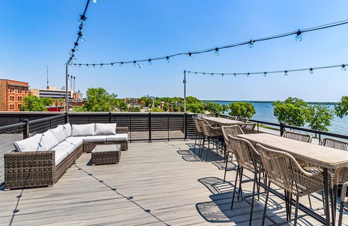 Madison Casa | One Bedroom King with Office with views of Lake Monona in the heart of downtown.