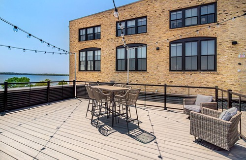 Madison Casa | One Bedroom King with Office with views of Lake Monona in the heart of downtown.