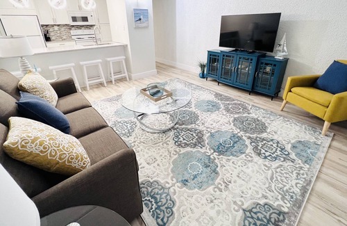 Clear Lake Condominio | One Bedroom Lake Retreat, two pools, hot tub, and more!