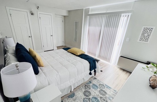 Clear Lake Condominio | One Bedroom Lake Retreat, two pools, hot tub, and more!