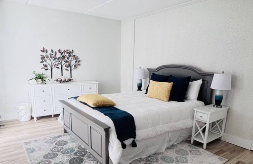 Clear Lake Condominio | One Bedroom Lake Retreat, two pools, hot tub, and more!
