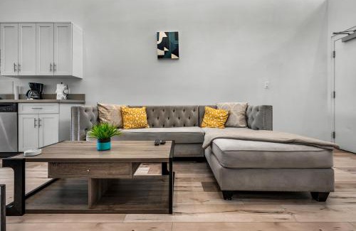 Wilshire Apartamento | One-Bedroom Loft Retreat with Modern Kitchen & Central AC in the Heart of Hollywood