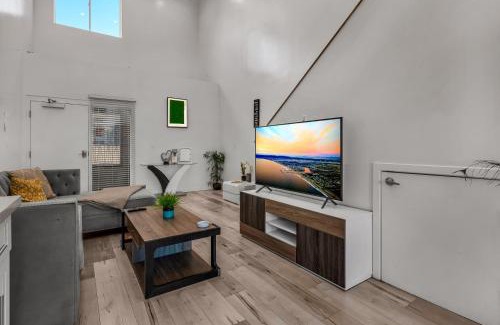 Wilshire Apartamento | One-Bedroom Loft Retreat with Modern Kitchen & Central AC in the Heart of Hollywood