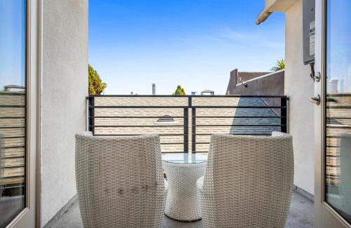 Wilshire Apartamento | One-Bedroom Loft Retreat with Modern Kitchen & Central AC in the Heart of Hollywood
