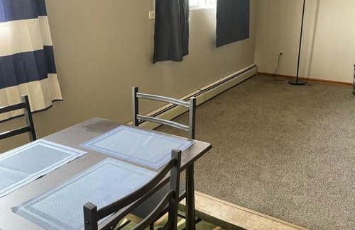 Camrose Apartamento | One Bedroom Main floor Apartment