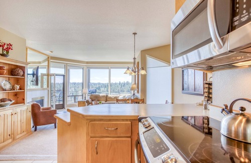 Century West Condominio | Condominio privado de un dormitorio en Bend con chimenea a gas y acceso al gimnasio.