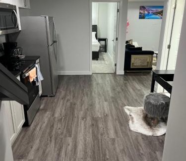 West Edmonton Apartamento | One bedroom private entrance suite