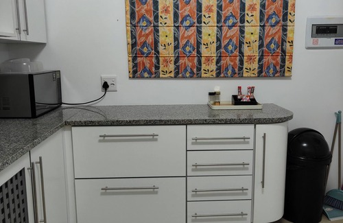 Selborne Cabaña | One bedroom, spacious guest house in a quiet neighbourhood.