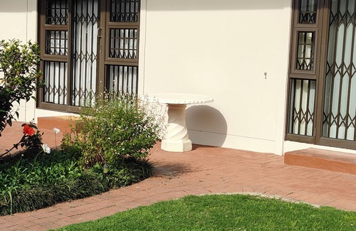 Selborne Cabaña | One bedroom, spacious guest house in a quiet neighbourhood.