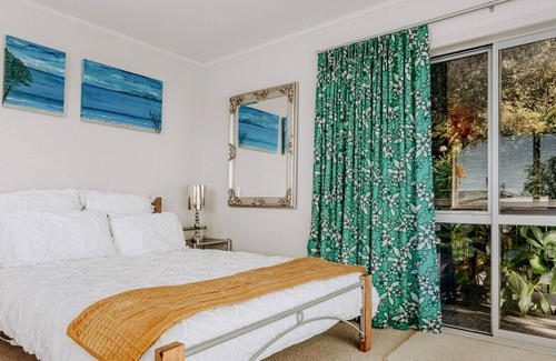 Waiotahi Casa | One bedroom studio with kitchenette and sea views