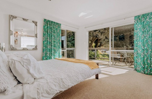 Waiotahi Casa | One bedroom studio with kitchenette and sea views