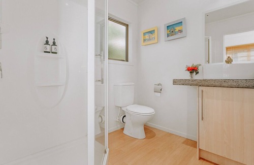 Waiotahi Casa | One bedroom studio with kitchenette and sea views