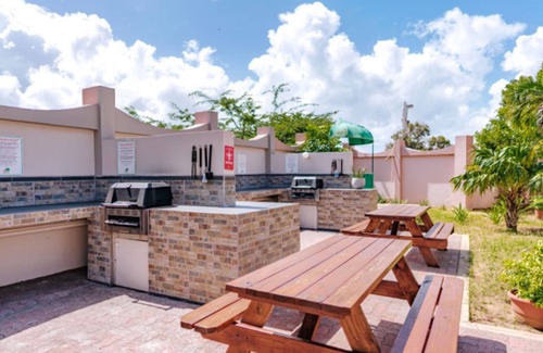 Palm Beach Condominio | One Bedroom Suite (1-Bedroom Apart-Hotel) with Pool by RedAwning