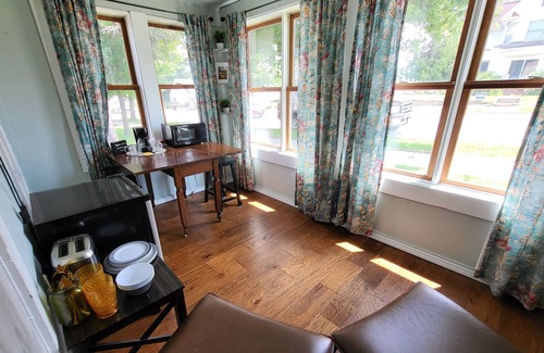 New Glarus Casa | One Bedroom Suite in the heart of New Glarus