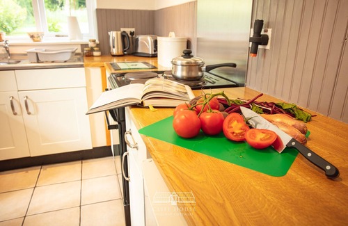 West Heslerton Casa | One bedroomed holiday cottage that sleeps up to 2, with off road car parking and shared indoor pool