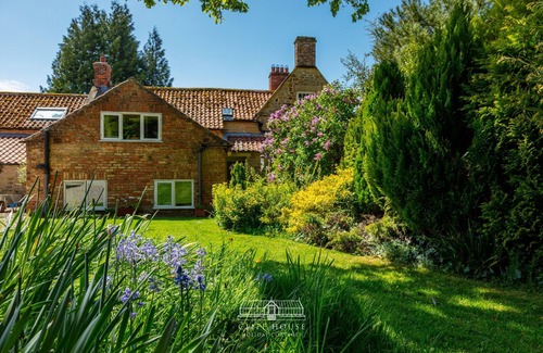West Heslerton Casa | One bedroomed holiday cottage that sleeps up to 2, with off road car parking and shared indoor pool