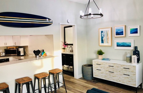 El Porto Apartamento | A una cuadra de la playa, restaurantes y tiendas, casa recientemente renovada con agua y vistas a la puesta de sol