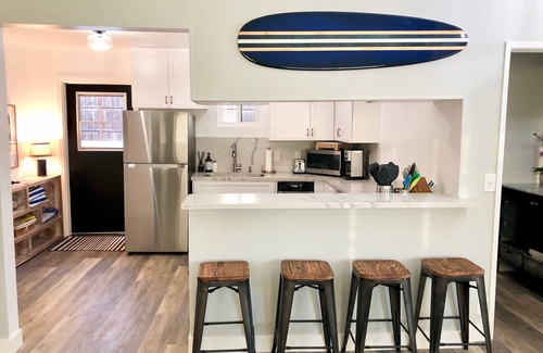El Porto Apartamento | A una cuadra de la playa, restaurantes y tiendas, casa recientemente renovada con agua y vistas a la puesta de sol