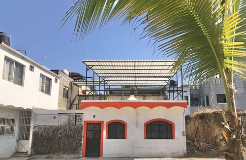 Lo de Marcos Casa | A una cuadra de la playa! A tres cuadras de plaza, tiendas y transporte público.