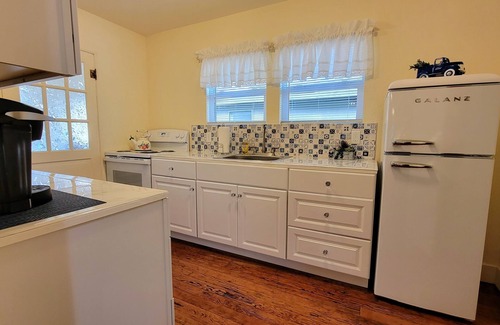 Cottonwood Casa | One Block Walk to Old Town - Historical Bungalow