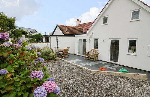 Aberdaron Cabaña | ONE DOLFOR, pet friendly, luxury holiday cottage in Aberdaron