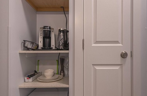 Canmore Apartamento | One Hotel Room with King Bed & AC