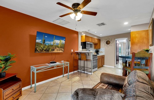 Peter Howell Casa | The Cutest Studio 1 Bedroom Casita - Patio trasero privado - 3 millas a minutos de UofA.