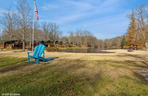 Three Oaks Cabina | One minute to beach/fishing lake! Knotty but Nice-sleeps upto 6-Pet/Kid Friendly