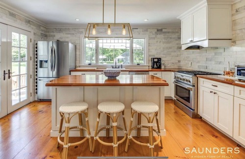East Hampton Casa | One Minute to Main St. East Hampton / Private Backyard Oasis